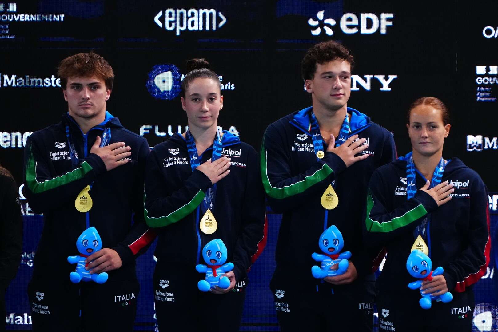 La squadra italiana festeggia l'oro nel team event misto dei tuffi agli Europei acquatici di Parigi 2026