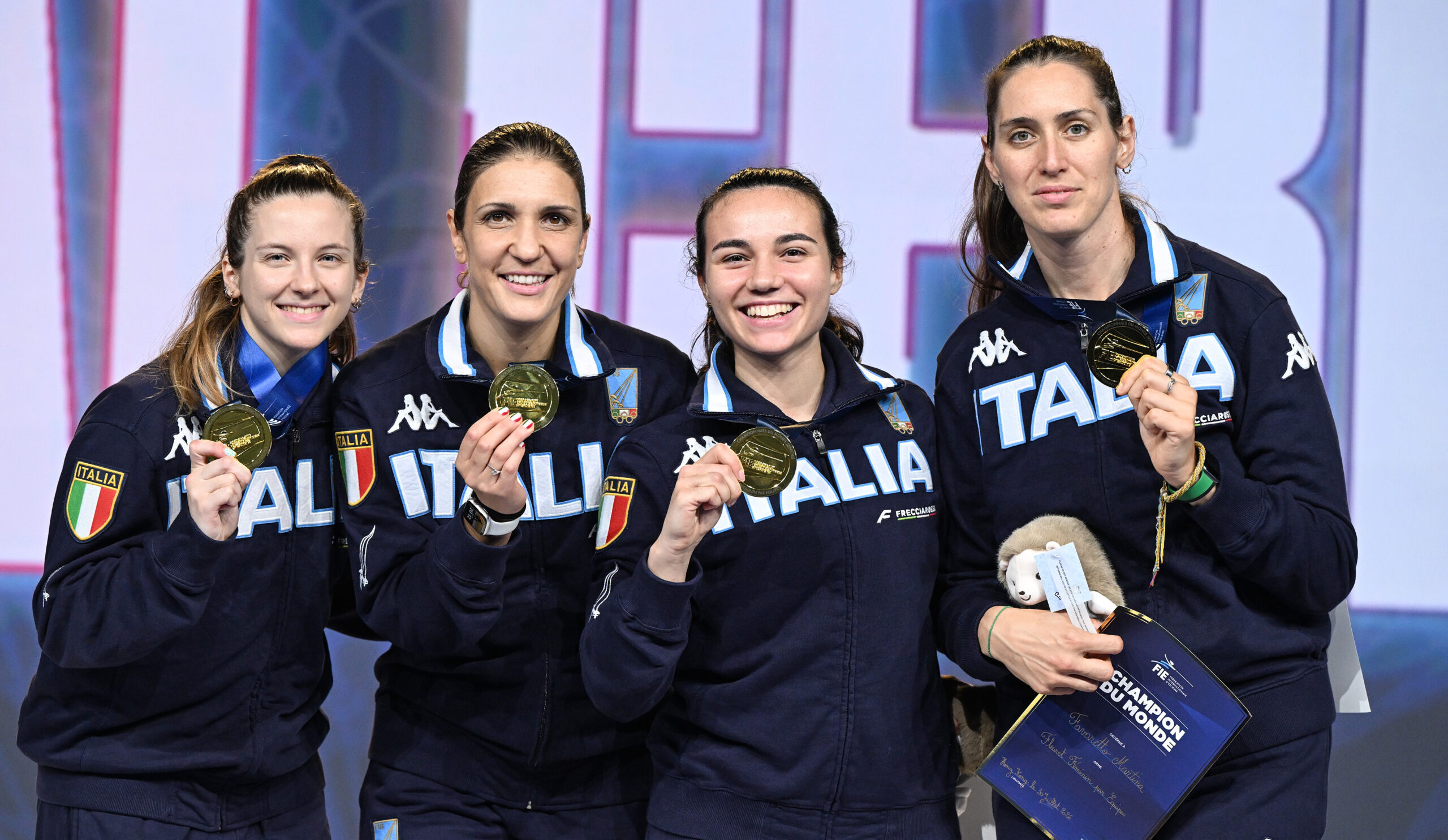 Martina Batini, Anna Cristino, Arianna Errigo e Martina Favaretto festeggiano l'oro mondiale nel fioretto a squadre a Hong Kong